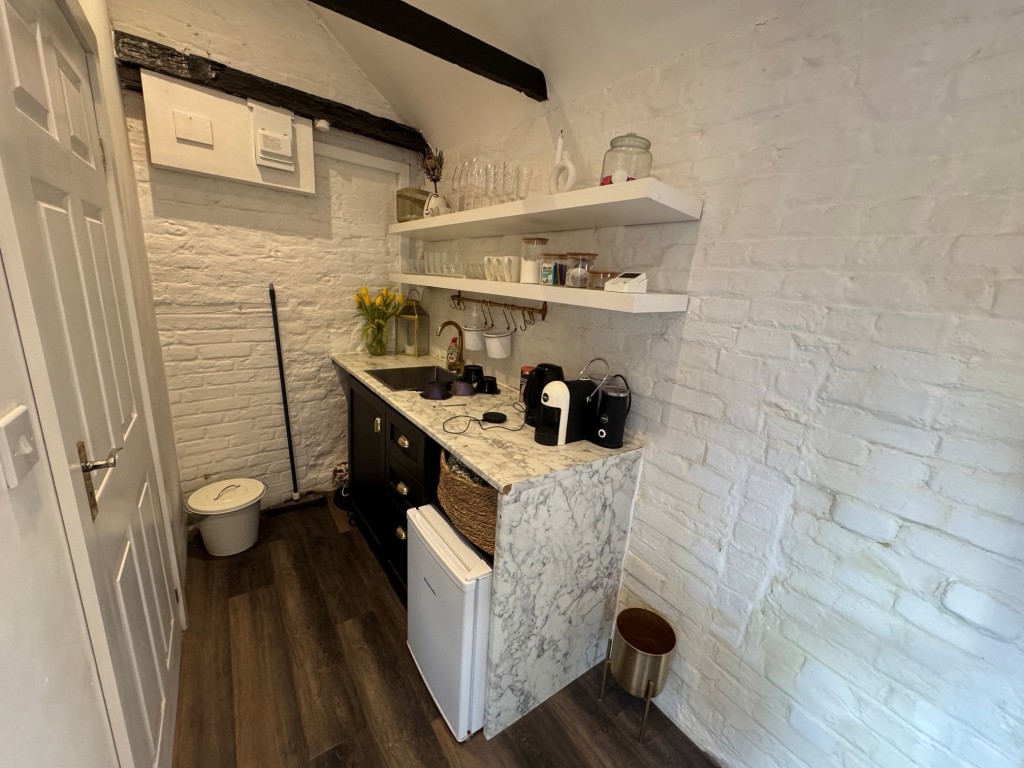 Lot: 46 - PERIOD COMMERCIAL AND RESIDENTIAL HIGH STREET INVESTMENT - Hairdressers - kitchen area